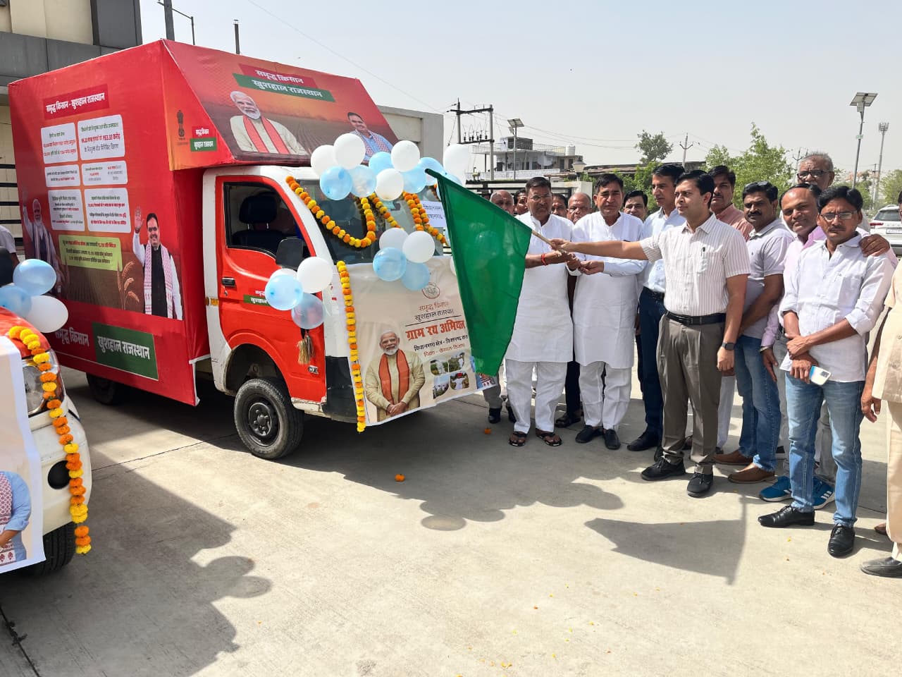 अधिकारियों एवं जनप्रतिनिधियों ने कलेक्ट्रेट से झण्डी दिखाकर रथों को किया रवाना